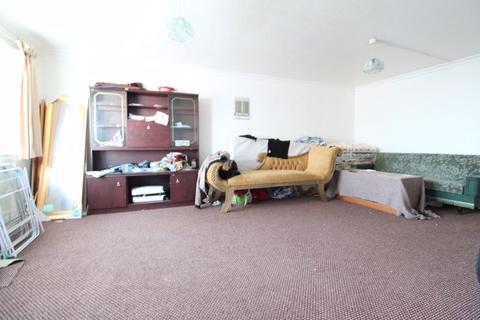 2 bedroom flat for sale - Essex Close, Luton