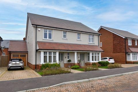 3 Dereham Way, Horsham, RH12 1GQ