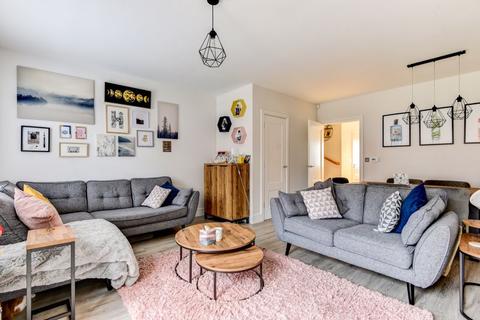 3 Dereham Way, Horsham, RH12 1GQ