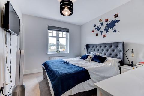 3 Dereham Way, Horsham, RH12 1GQ