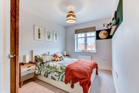 3 Dereham Way, Horsham, RH12 1GQ