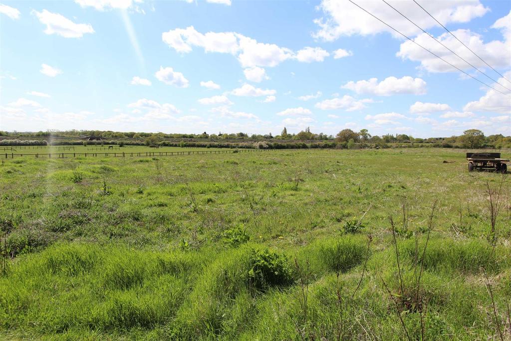 De Beauvoir Chase, Ramsden Heath Land £100,000