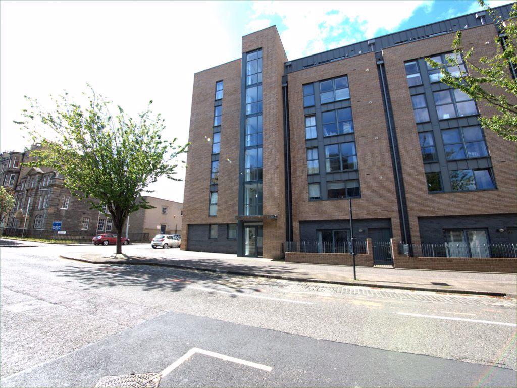 MCDONALD ROAD, EH7 4QU 3 bed flat £1,365 pcm (£315 pw)
