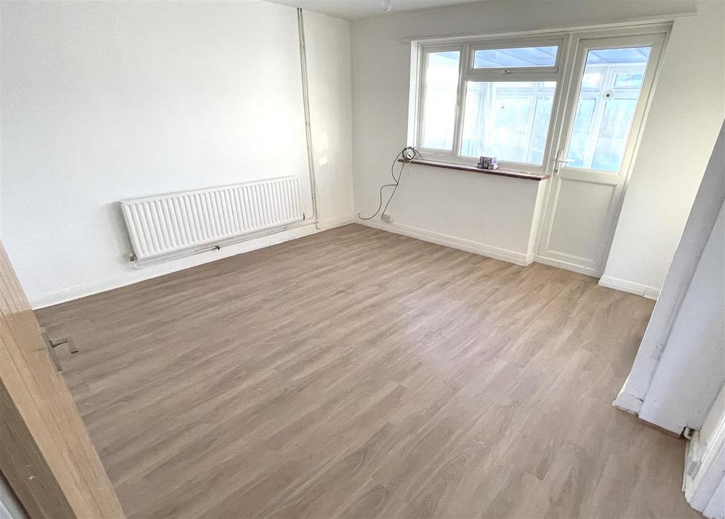 Bancroft Road, BexhillOnSea TN39 2 bed detached bungalow £1,200 pcm