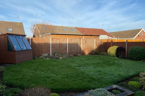 2 bedroom semi-detached bungalow for sale - Southgate Close, Willerby, Hull