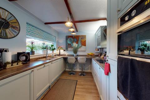 2 bedroom bungalow for sale - Yardhurst Gardens, Cliftonville, Margate