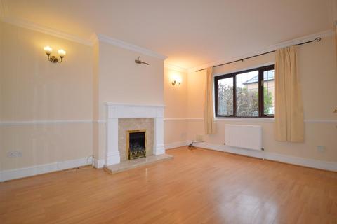 2 bedroom terraced house to rent, Lunchfield Gardens, Moulton