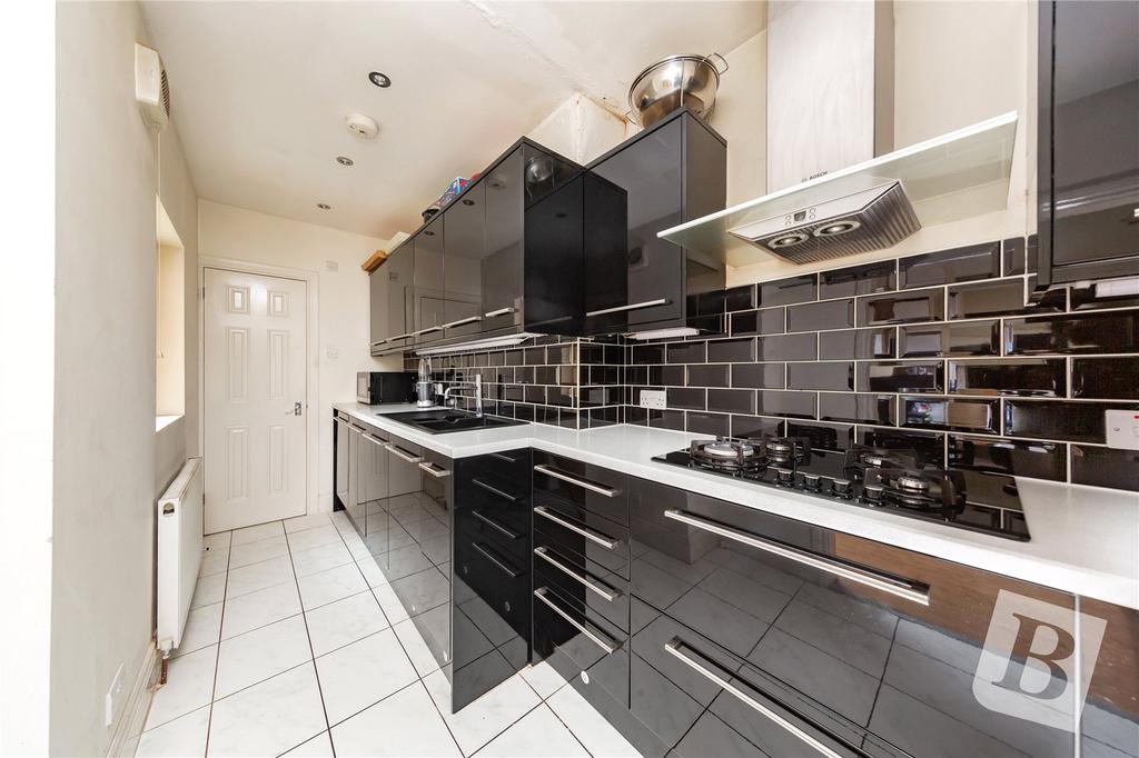 Lambourne Road, Ilford, IG3 3 bed terraced house for sale £500,000