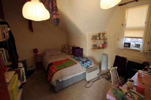 6 bedroom house to rent - Hartley Crescent, Leeds