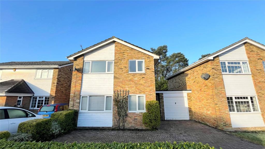 McCarthy Way, Finchampstead... 3 bed link detached house £500,000