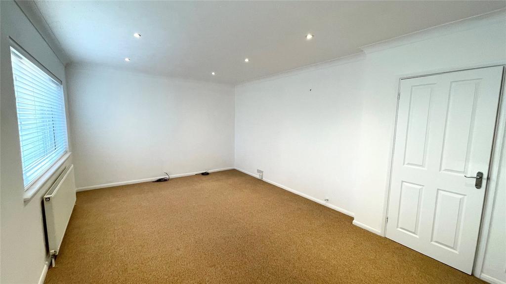 McCarthy Way, Finchampstead... 3 bed link detached house £500,000