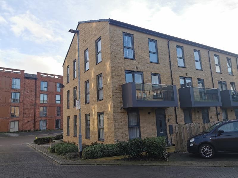 CARNFORTH AVENUE, CENTRAL WAKEFIELD... 2 bed townhouse £850 pcm (£196 pw)