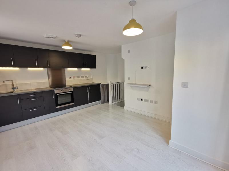 CARNFORTH AVENUE, CENTRAL WAKEFIELD... 2 bed townhouse £850 pcm (£196 pw)