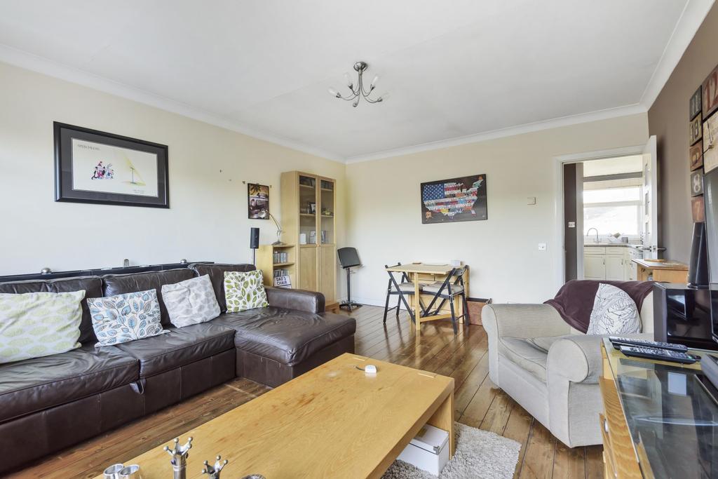Hillbrow Court, Hillbrow Road, Esher... 2 bed flat £1,500 pcm (£346 pw)