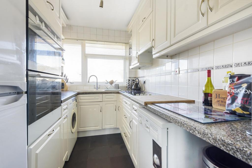 Hillbrow Court, Hillbrow Road, Esher... 2 bed flat £1,500 pcm (£346 pw)