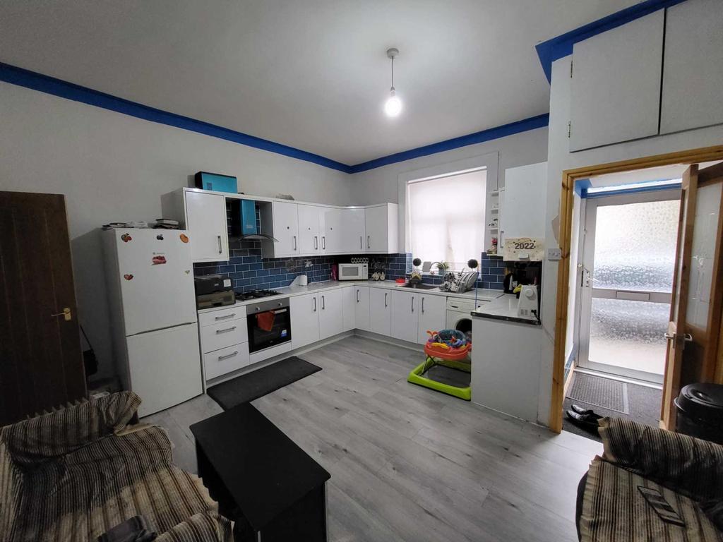 Warwick Road, Batley 3 bed terraced house £125,000