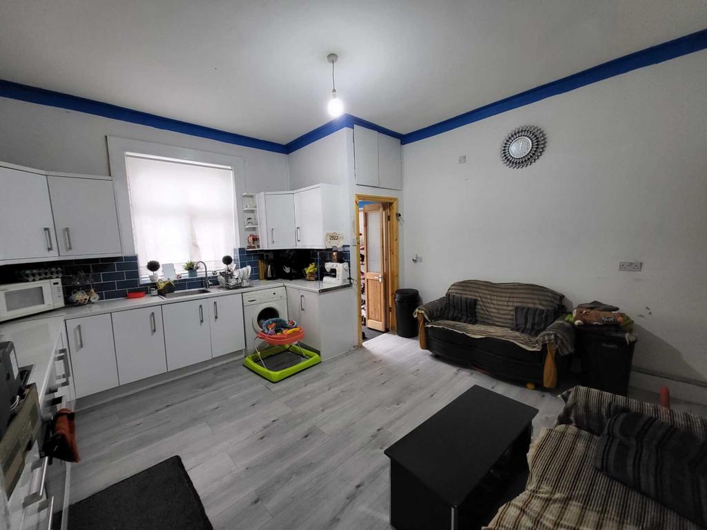 Warwick Road, Batley 3 bed terraced house £125,000