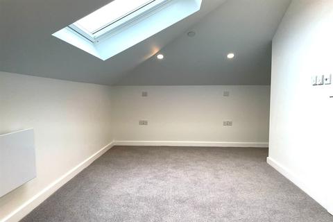 2 bedroom apartment to rent - 2 bedroom Apartment 2nd Floor in Staines-Upon-Thames