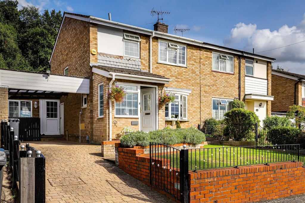 Chapelfields, Stanstead Abbotts, SG12 3 bed semidetached house £475,000