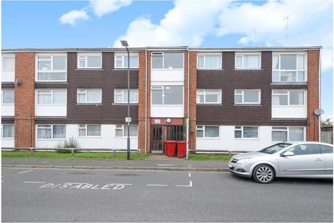 2 bedroom flat to rent, Langley - 1 mile to Railway Station