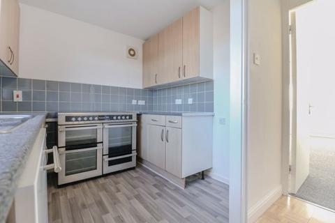 2 bedroom flat to rent, Langley - 1 mile to Railway Station