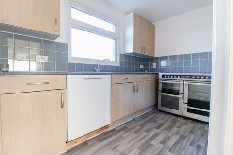 2 bedroom flat to rent, Langley - 1 mile to Railway Station