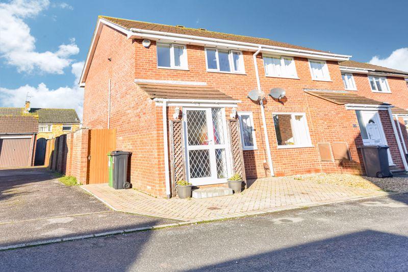 Cliff Bastin Close, Broadfields, Exeter 3 bed end of terrace house £
