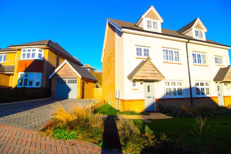 CHAIN FREE Home on Armstrong Road, Luton 4 bed semidetached house £