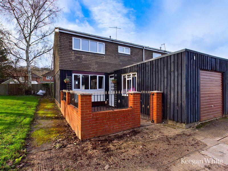 Wooburn Green Open Plan Kitchen and... 3 bed end of terrace house £