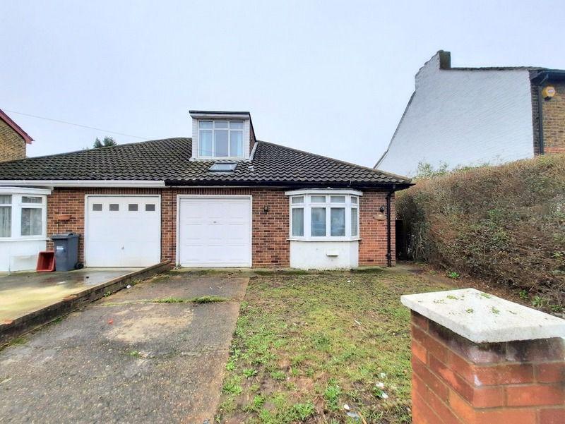 Tachbrook Road, Feltham 4 bed semidetached bungalow £1,800 pcm (£415 pw)