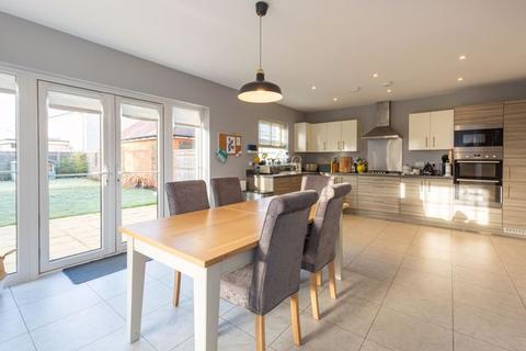 4 bedroom detached house for sale - Yew Tree Close, Launton