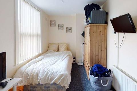 3 bedroom terraced house to rent, Lumley Road, Burley, Leeds, LS4 2NH