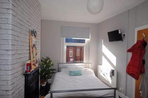 6 bedroom terraced house to rent, Headingley Avenue, Headingley, Leeds, LS6 3ER