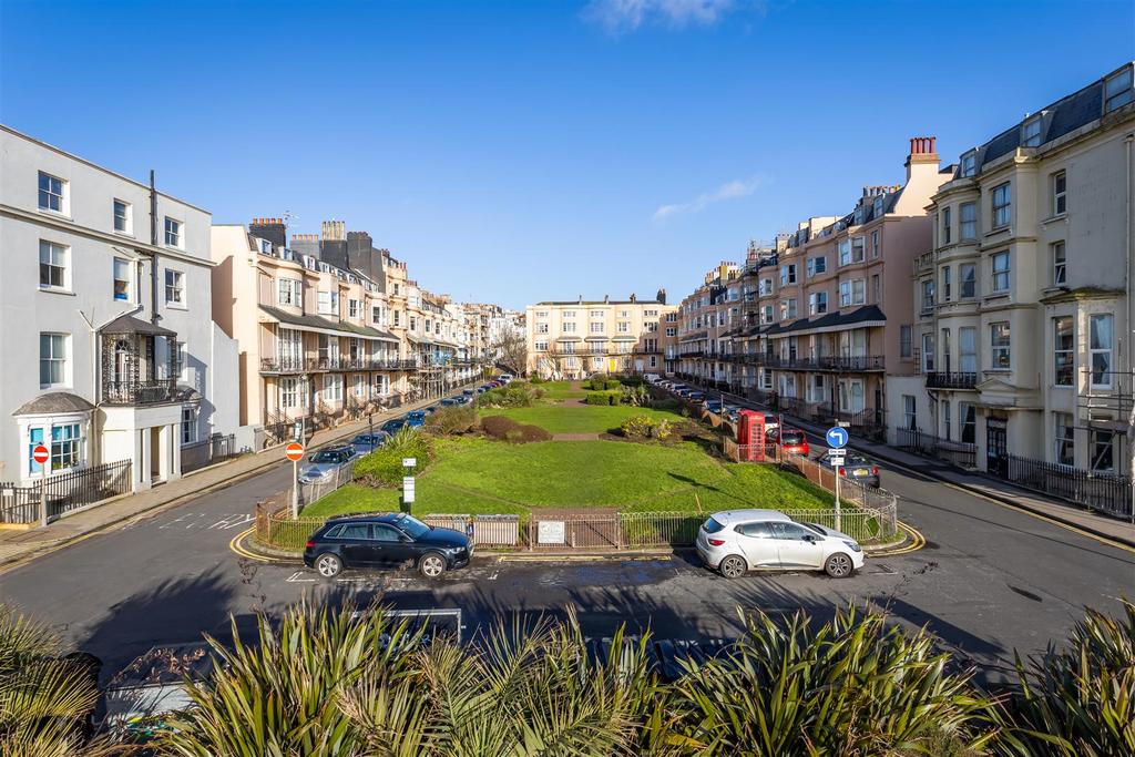Bedford Square, Brighton 2 bed flat £1,300 pcm (£300 pw)