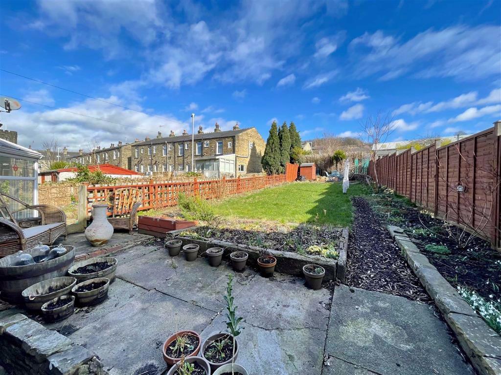 Whitegate Road, Siddal, Halifax, HX3 2 bed semidetached house £135,000