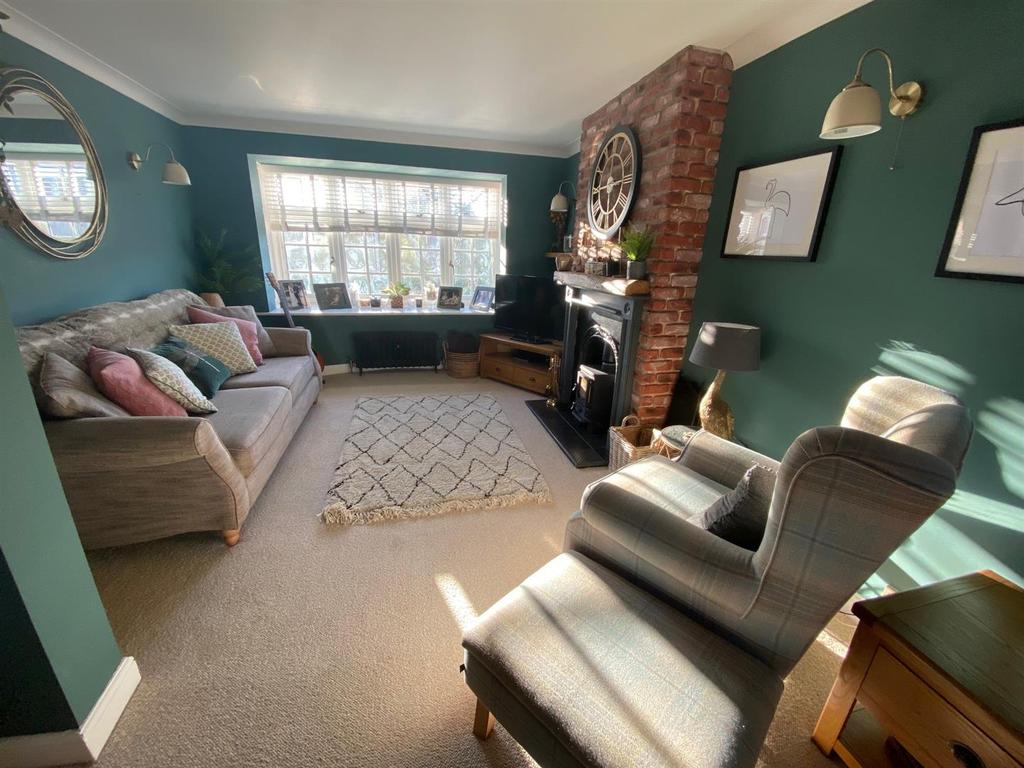 Hereford Road, Leigh Sinton, Malvern 3 bed detached house £425,000