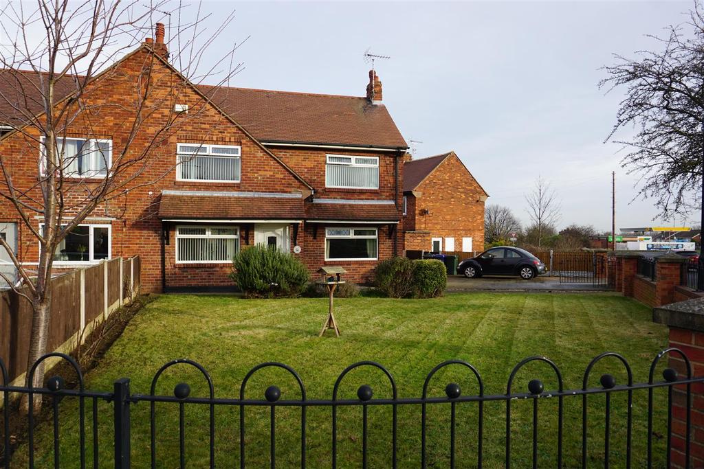 Lawn Avenue, Woodlands, Doncaster 3 bed semidetached house £160,000