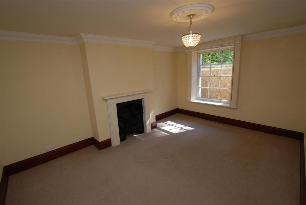 Prestbury Road, Cheltenham 2 bed flat £850 pcm (£196 pw)