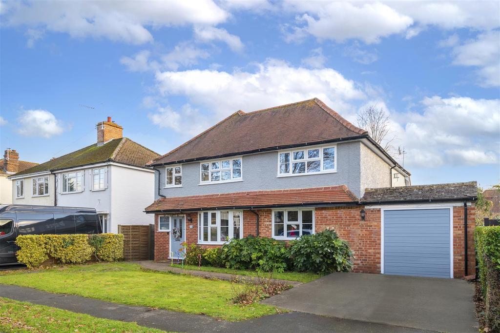 Avenue Gardens, Horley 5 bed detached house £825,000