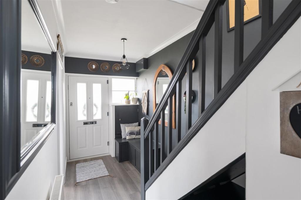 Avenue Gardens, Horley 5 bed detached house £825,000