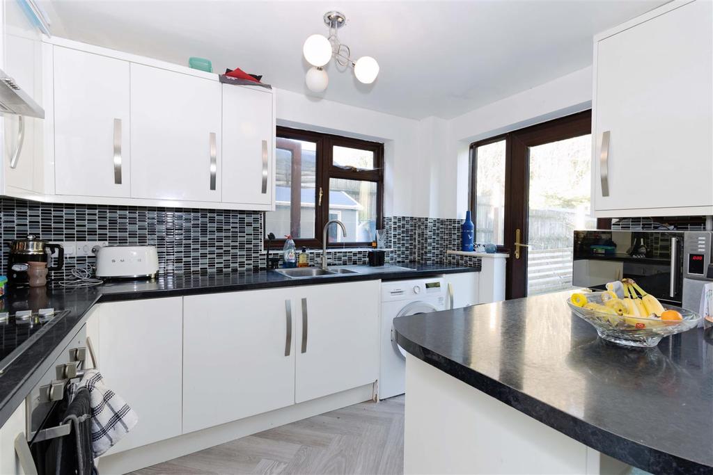 Chanctonbury Drive, ShorehamBySea 3 bed semidetached house £1,500