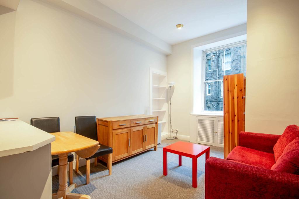 Milton Street Edinburgh EH8 8HA... 1 bed flat £675 pcm (£156 pw)