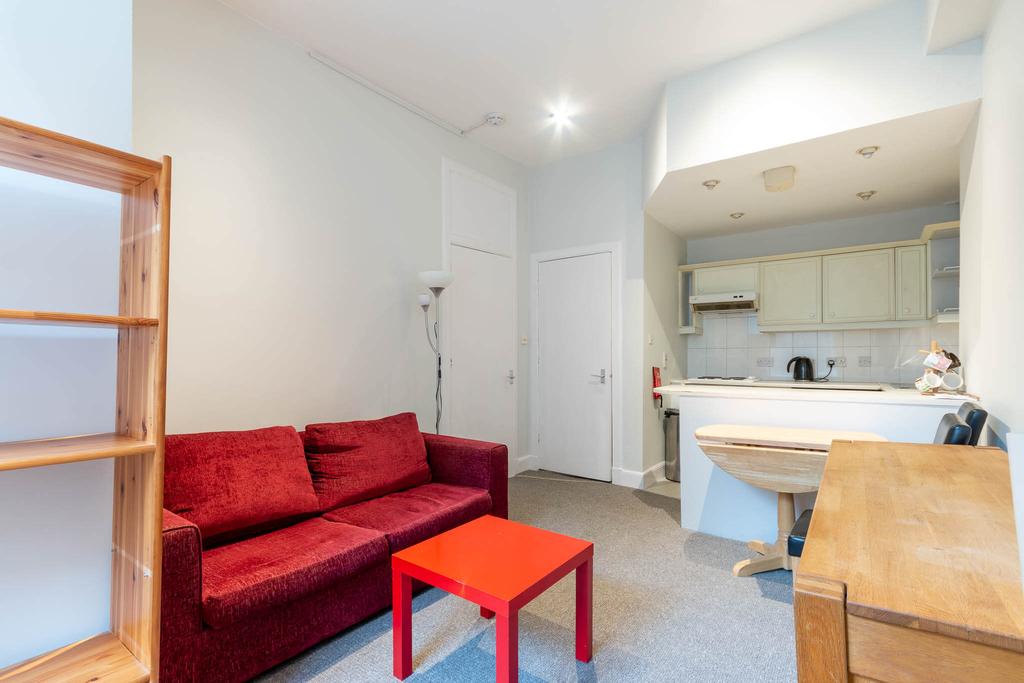 Milton Street Edinburgh EH8 8HA... 1 bed flat £675 pcm (£156 pw)