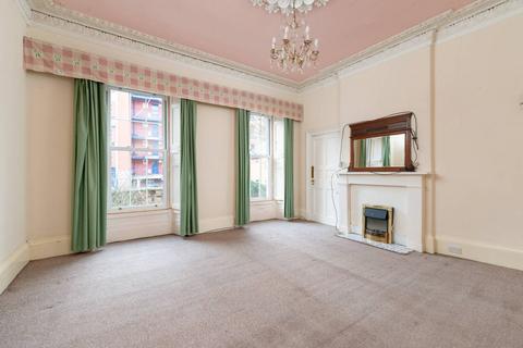 25/2 St. Patrick Square, Edinburgh, EH8 9EY