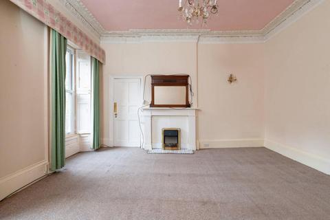 25/2 St. Patrick Square, Edinburgh, EH8 9EY