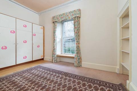 25/2 St. Patrick Square, Edinburgh, EH8 9EY