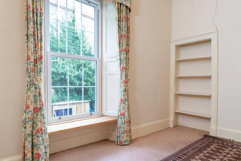 25/2 St. Patrick Square, Edinburgh, EH8 9EY