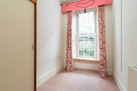 25/2 St. Patrick Square, Edinburgh, EH8 9EY