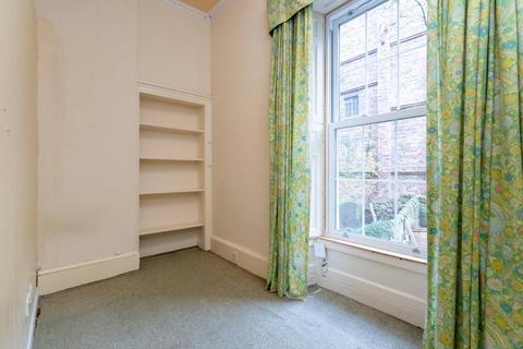25/2 St. Patrick Square, Edinburgh, EH8 9EY