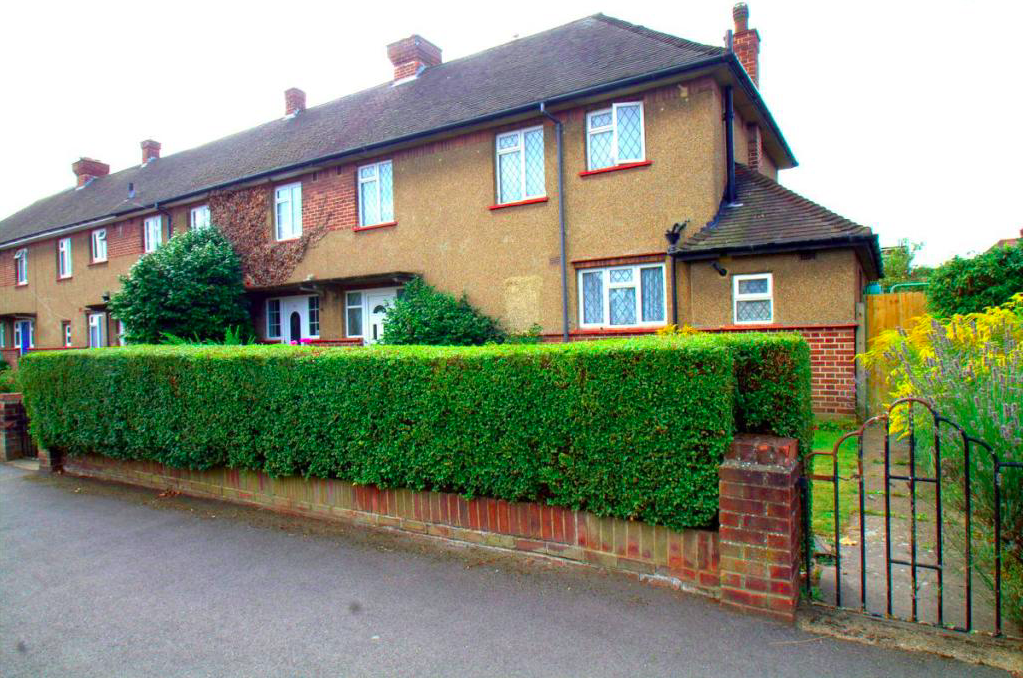 Arnold Road, Staines, Surrey, TW18 3 bed end of terrace house £1,550